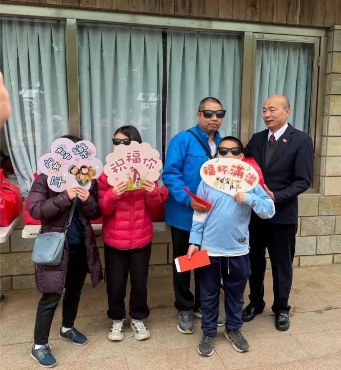 立法院長韓國瑜在農曆年節前訪視弱勢族群並贈送年菜。(翻攝自韓國瑜臉書)