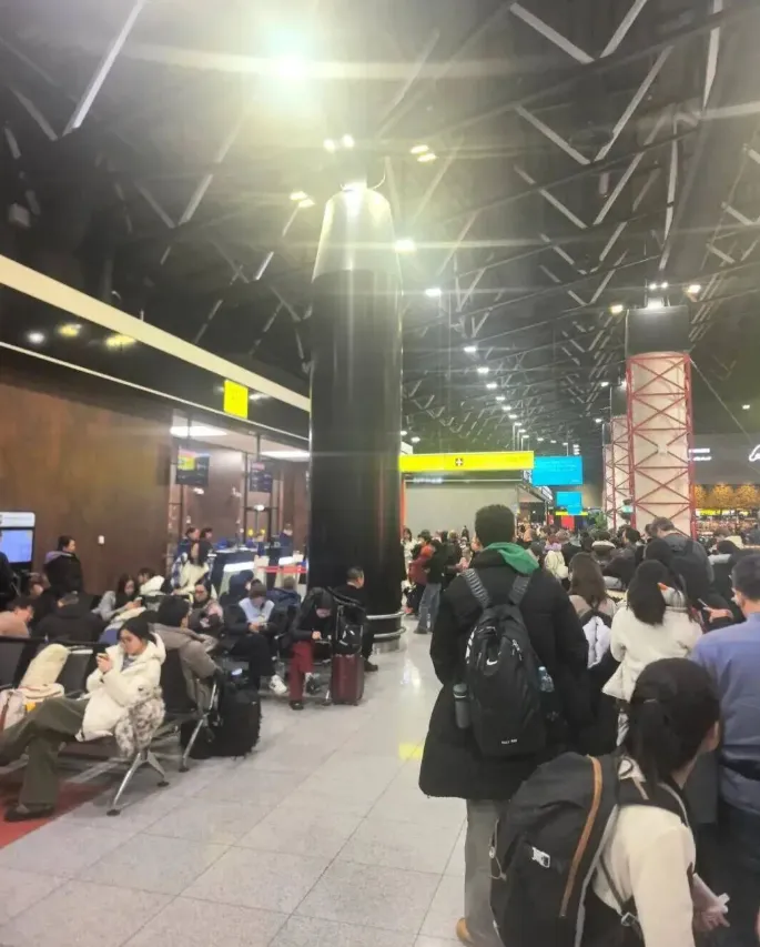滯留莫斯科機場的陸客發布的畫面。（圖／翻攝《極目新聞》）