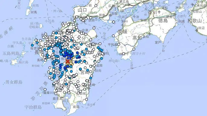 日本九州熊本縣1日晚間發生芮氏規模4.7極淺層地震，震央位於熊本地方，深度約10公里，所幸無海嘯威脅。（圖／翻攝自日本氣象廳）