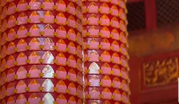 點燈完記得到廟裡的主神前面雙手合十，請神明庇佑。（示意圖／中天新聞）