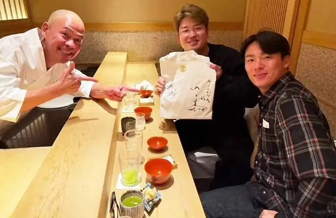 山本由伸與村上宗隆共進晚餐。（圖／翻攝自齋藤謙志郎IG）