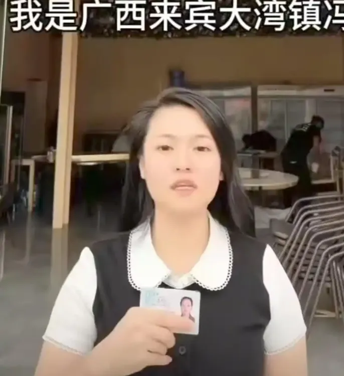 馮靜持證件拍片闢謠。（圖／翻攝《紅星新聞》）