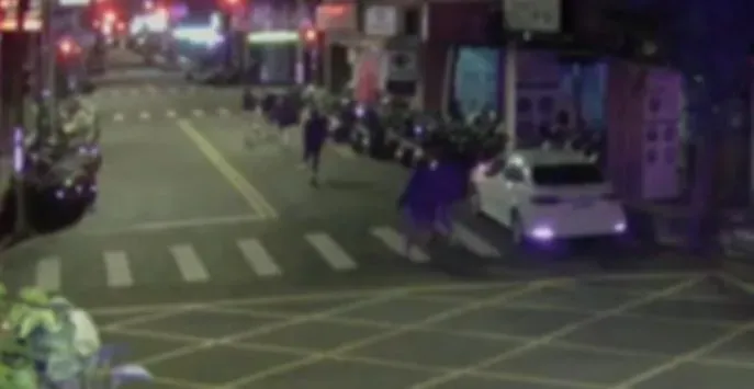 胡男等7人毆打並砍傷方男。（圖／翻攝畫面）