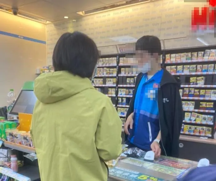 一名男店員結帳時嘴裡竟叼著菸，雖沒點燃火苗，但誇張畫面也讓他驚呼：「以為去到了大陸」。（圖／翻攝畫面）