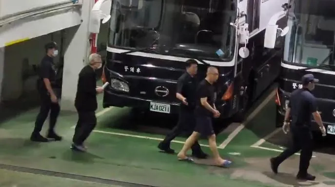 柯文哲、陳歐珀今晚一起結束北院庭訊搭車回台北看守所。（圖／中天新聞）
