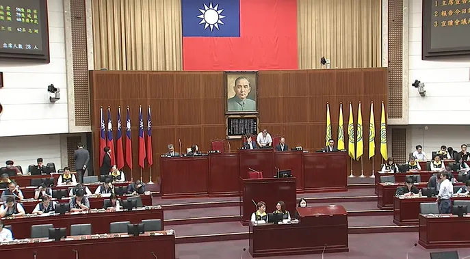 民進黨北市議員提案「每人普發2萬元」昨在議會二度闖關成功一讀。（圖／北市議會大會議事影音）