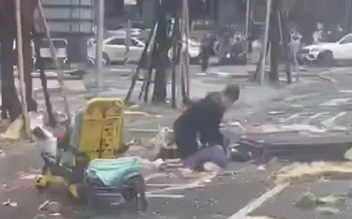 台中新光三越昨(13)日發生嚴重氣爆案,導致4人死亡!現場的2位幫忙急救的熱心民眾竟是來自彰化基督教醫院的護理師。(圖/翻攝畫面)
