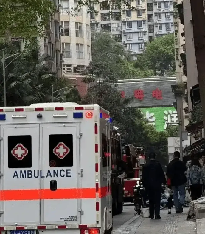 救護車到場將少年送往醫院急救。(圖/翻攝南方都市報)