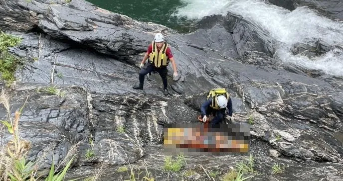 屏東縣瑪家鄉沙拉灣瀑布25日發生溺水死亡意外，一名60歲男子落水，雖然警消人員即時趕赴現場搜救，仍回天乏術。（圖／翻攝畫面）
