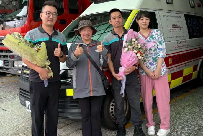 陳姓婦人今天親赴和美消防分隊,獻花感謝消防員救她一命。(圖/消防局提供)