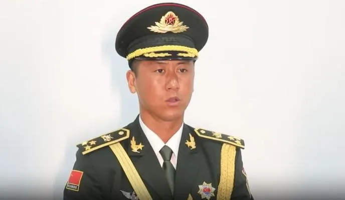 國旗手石斌。（圖/翻攝新浪微博）