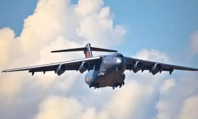 此次接運第12批志願軍烈士遺骸回國的「運-20」飛機在今年九三閱兵中曾飛過天安門廣場接受檢閱。（圖／翻攝「北晚在線」）