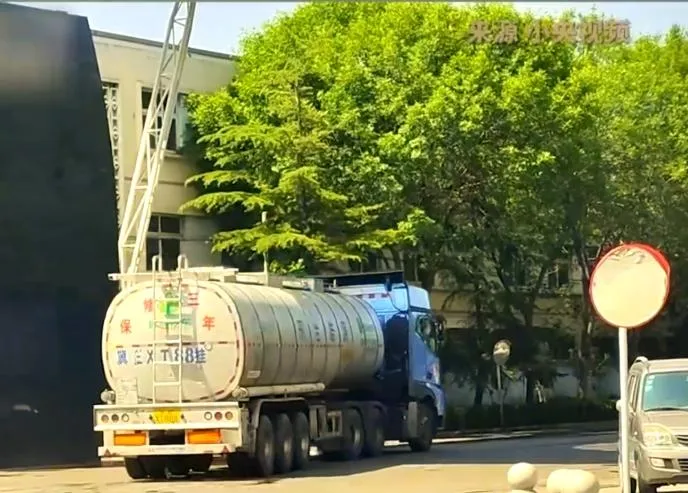 大陸去年披露油罐車混裝食用油醜聞，引發輿論大嘩。（圖／翻攝《央視頻》）