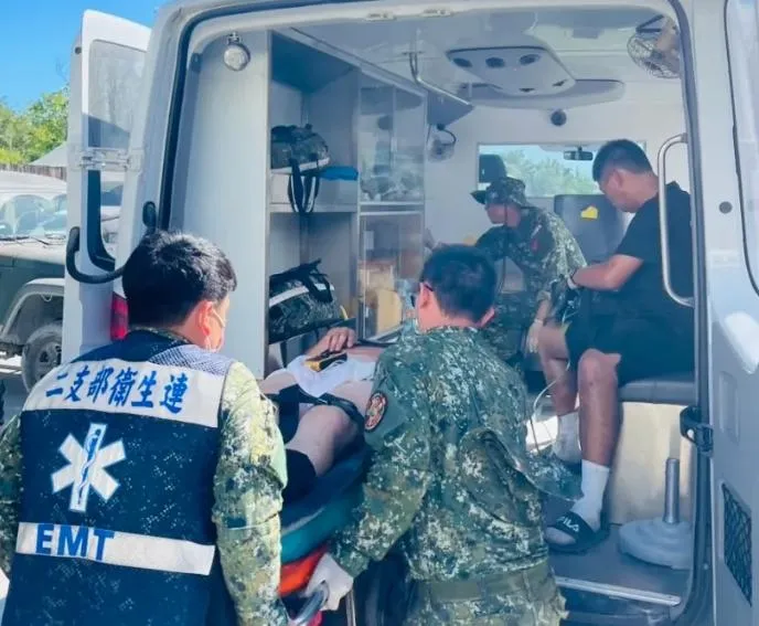 國軍花蓮總醫院在花蓮光復鄉糖廠設立的醫療站，近日成功救治一名因熱衰竭倒地的中年男性。該名男子在災區進行鏟土作業時突然倒地命危。（圖／民眾提供）