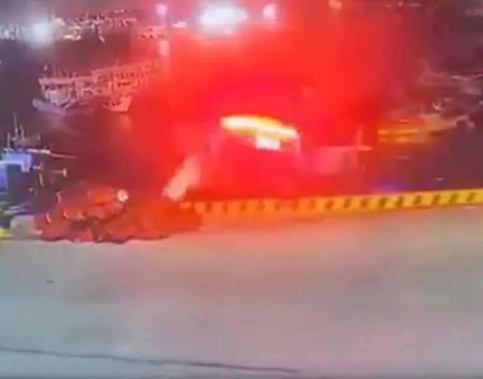 車輛墜海瞬間。（圖/翻攝新浪微博）