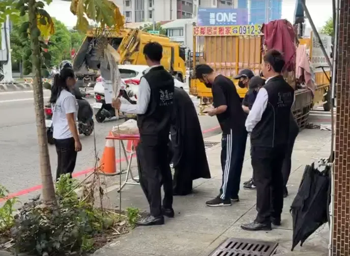 李男家屬12日返回事發地點招魂，場面哀戚。（圖／翻攝畫面）