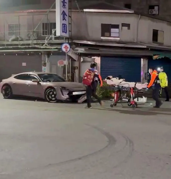 車禍現場，小貨車駕駛慘遭撞擊送醫。（圖／中天新聞）
