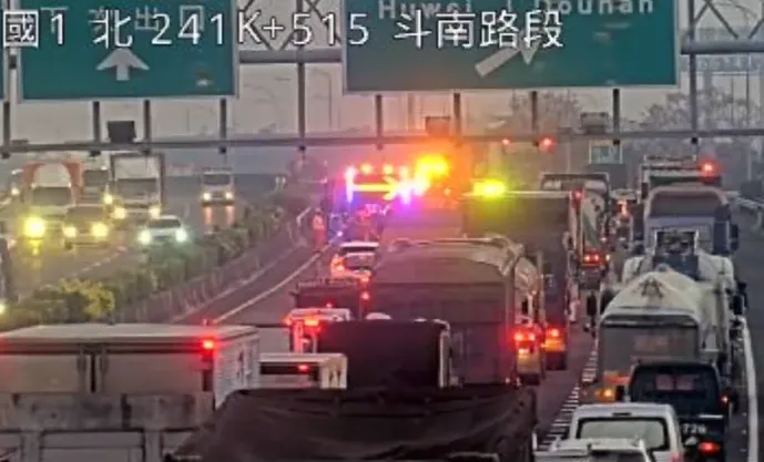 追撞事故造成車流回堵。（圖／翻攝畫面）