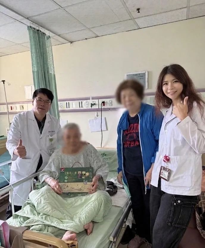 李楊成副院長（左）啟動跨團隊照護機制，導入新型長效型凝血因子，有效控制術後出血，病人已康復出院。（圖／台南市立醫院）