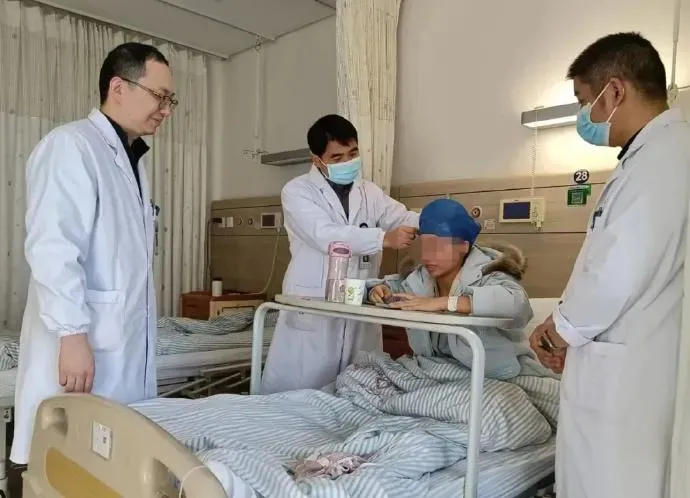 小劉說「爸爸生我養我，只要能救爸爸，用我全身的皮我也願意」。（圖／翻攝微博@人民日報）