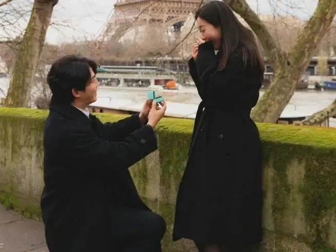 玉澤演疑似求婚照片曝光。（圖／翻攝自IG）