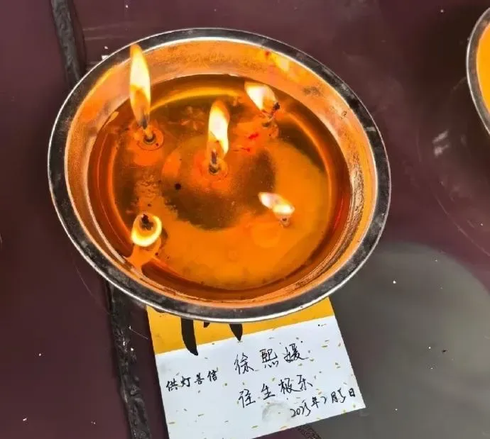 有大陸網友分享廣西某寺廟有人為徐熙媛（大S）供燈祈冥福，祝願她往生極樂脫離病痛。（圖／翻攝自微博@傾蓮池－蓮池秘境）