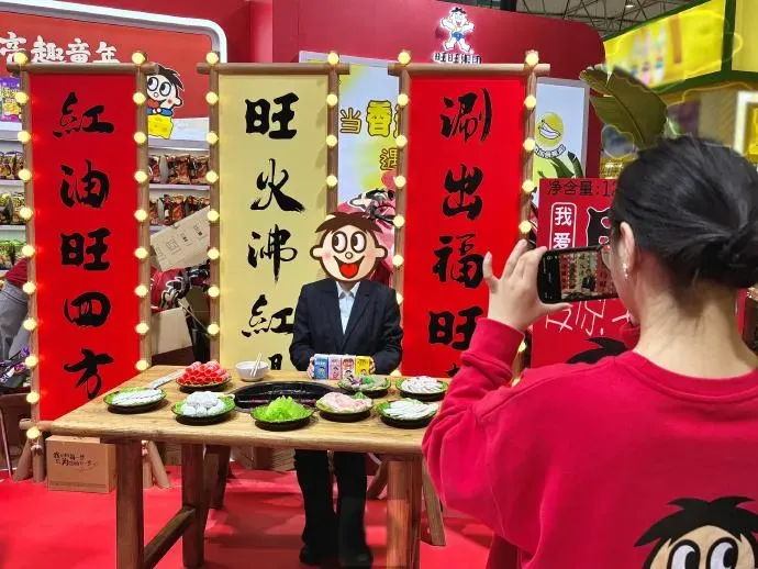 「涮出福旺火鍋店」結合川蜀風情，烘托麻辣、紅火的形象。（圖／旺旺集團提供）