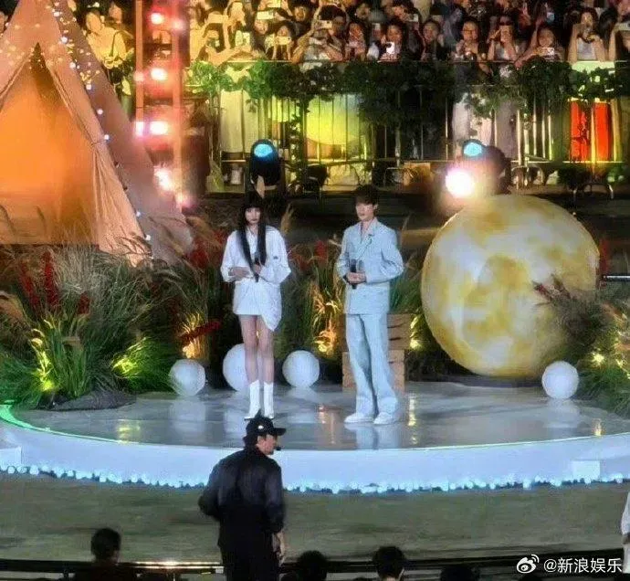 關曉彤21日晚間被目擊現身參加央視晚會錄製。（圖／翻攝自新浪娛樂 微博）