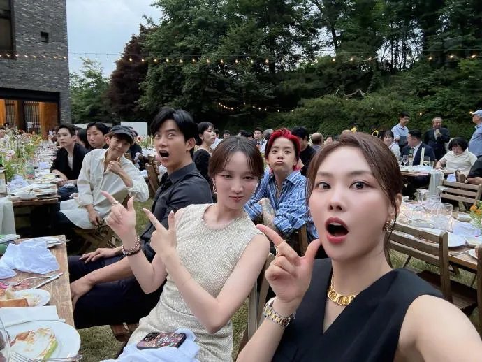 婚禮現場眾星雲集，JYP二代團幾乎全現身。（圖／翻攝微博 王霏霏Fei）