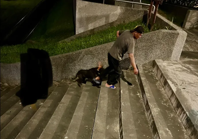 案發後林姓男子牽著比特犬離開現場。(圖/翻攝自臉書/花蓮同鄉會,下同)