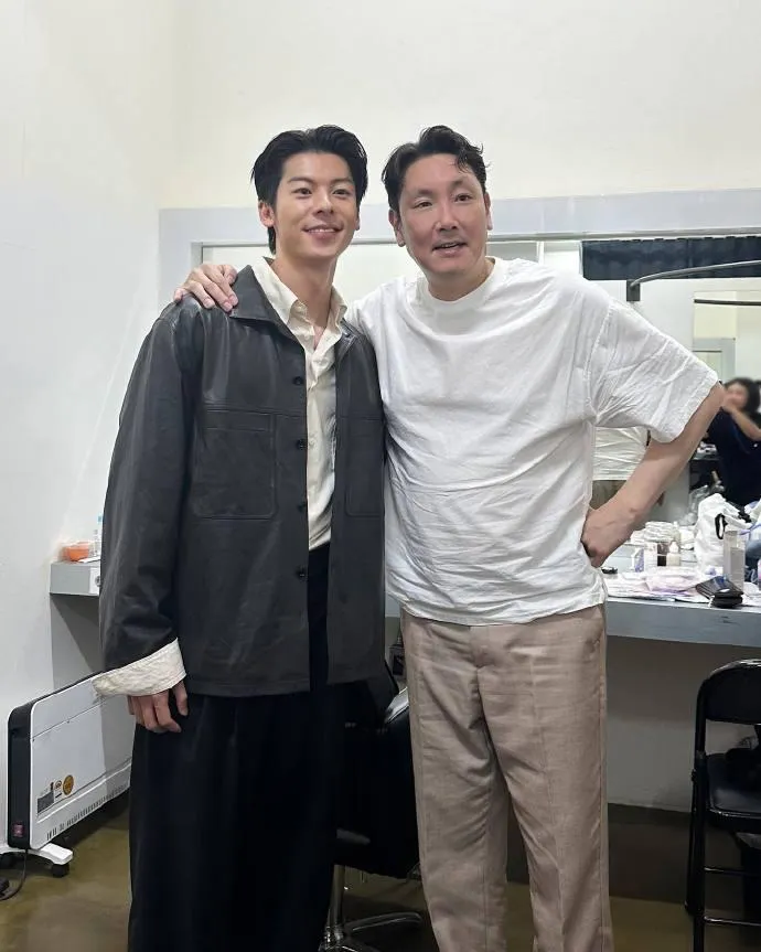 趙震雄（右）和許光漢（左）曾合作韓劇《無路可走：輪盤賭》，此次訪台，還隔空問候許光漢。（翻攝IG sarament_official）