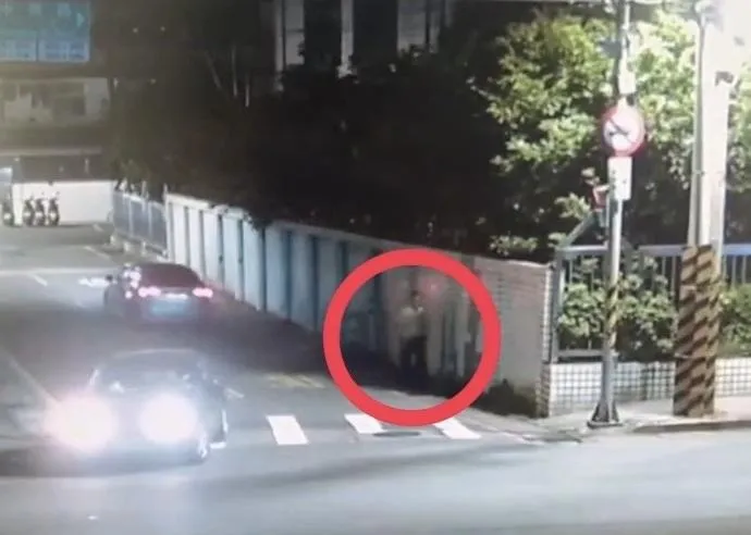 63歲陳姓男子25日凌晨前往新北市新店區行政街老家縱火,身影被監視器拍下。(圖/翻攝畫面)