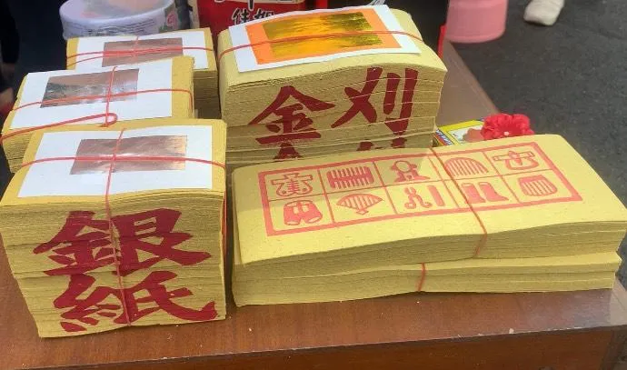 「經衣」在燒化時到底能不能折，科普跟民俗兩者說法兩極。（圖／中天新聞）