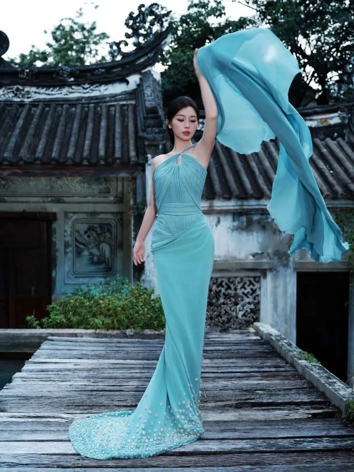 虞書欣近日前往泰國出席活動,未料亮麗服裝挨批相當不尊重。(圖/翻攝微博 虞書欣工作室)