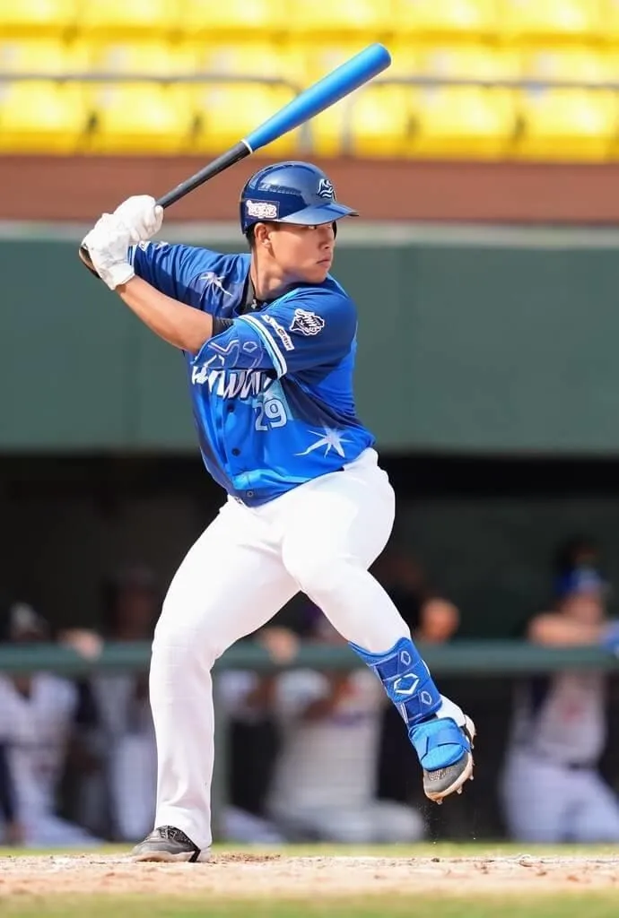 王念好8局上敲出長打、帶起攻勢，率隊以4比0搶勝。（圖／中華職棒提供）