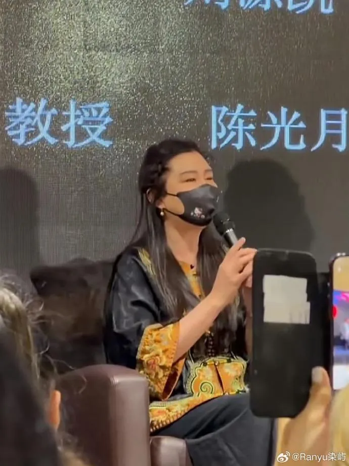 58歲女星王祖賢近期現身美國中醫論壇演講，罕見公開露面。（圖／翻攝 微博）