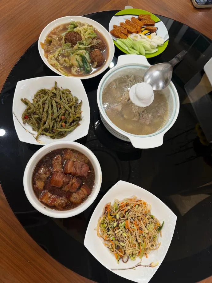 陳妍希返台過年曬出豐盛的年夜飯照。(圖/翻攝微博 陳妍希michelle)