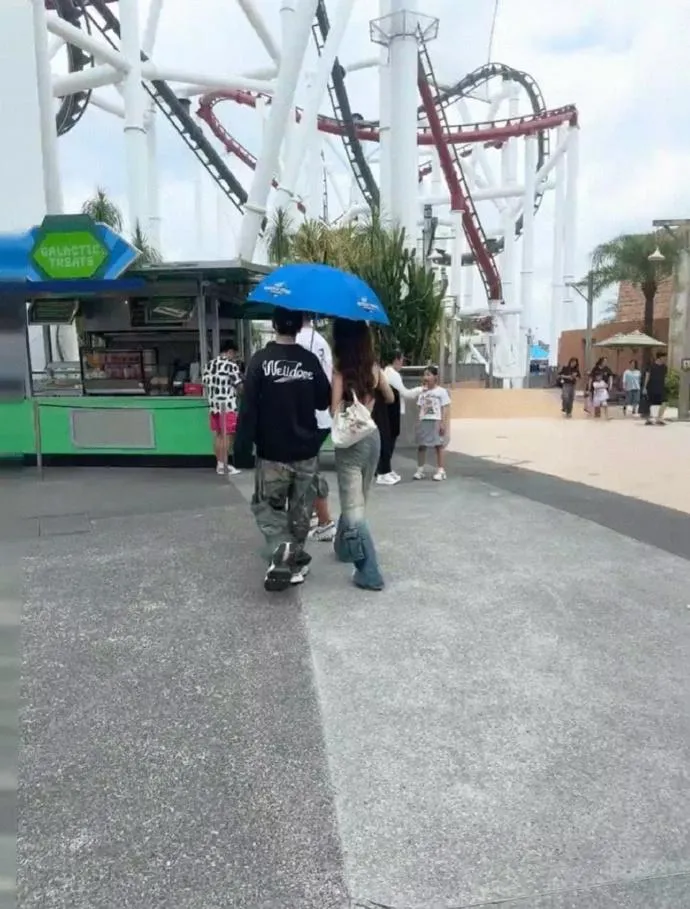 黃曉明與該名女子互動親密自然。（圖／翻攝微博）