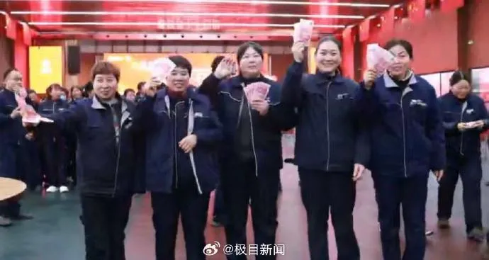 河南礦山的女員工收到婦女節大禮。(圖/翻攝微博@極目新聞)