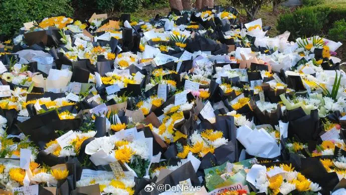 現場擺放追悼花束。(圖/翻攝微博)
