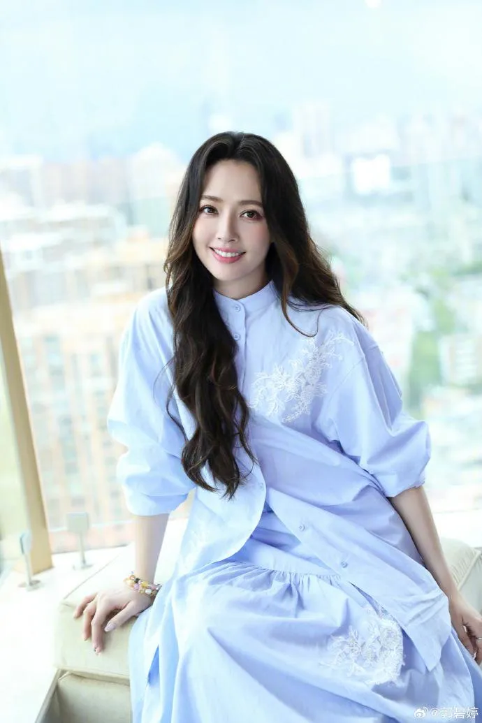 42歲女星郭碧婷嫁給香港影視大亨向華強兒子向佐後，育有一子一女。（圖／翻攝微博 郭碧婷）