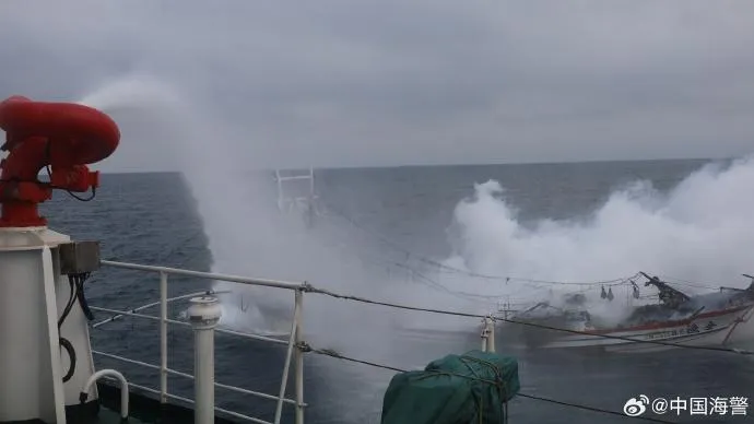 大陸海警公布照片稱漁船火情被撲滅。（圖／翻攝微博@中國海警）