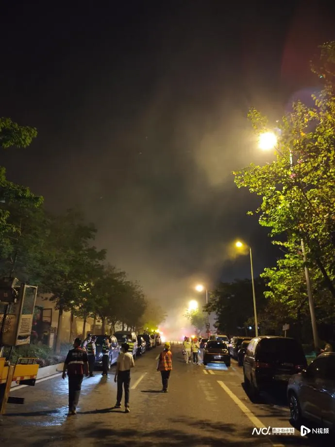 晚間地震發生時,正在進行鐵路搶修工作的工人迅速疏散至空地。(圖/翻攝《南方都市報》)