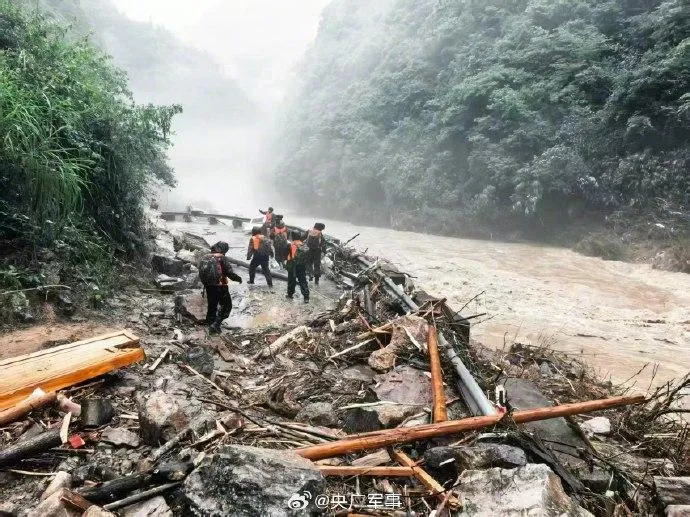 湖北宣恩沙道溝鎮白水河村遭暴雨襲擊河水暴漲，武警出動66名官兵救災。（圖／翻攝微博@央廣軍事）