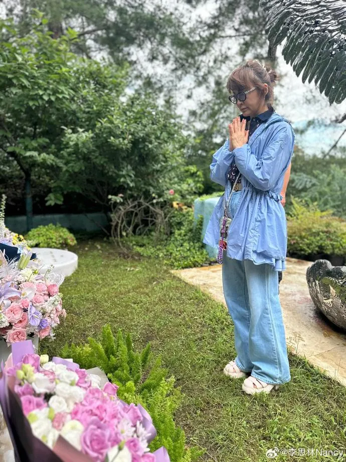 李思林赴墓園悼念李玟，神情憔悴流露思念。（圖／翻攝自李思林微博）