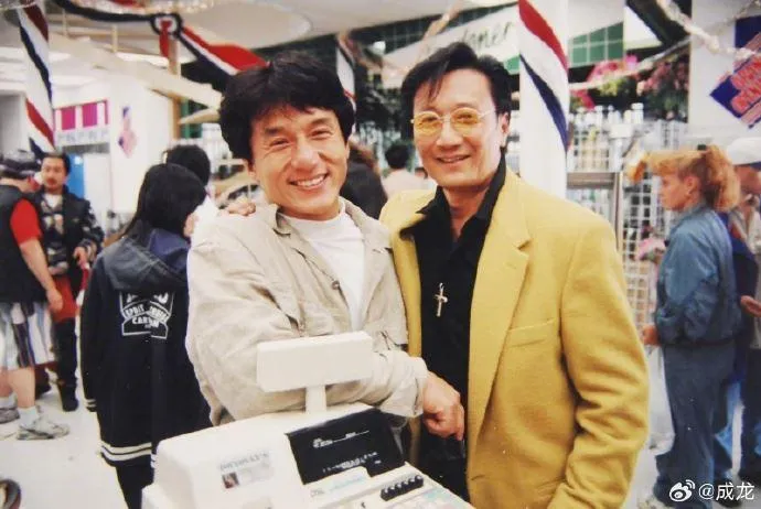 成龍po出多年前跟謝賢在片場的合照。（圖／翻攝成龍微博）