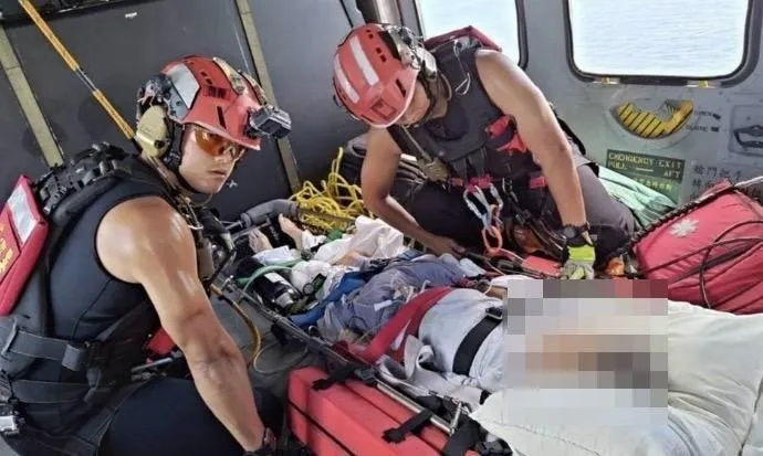 花蓮外海郵輪遊客消化道出血黑鷹直升機吊掛救援。(圖/翻攝畫面)