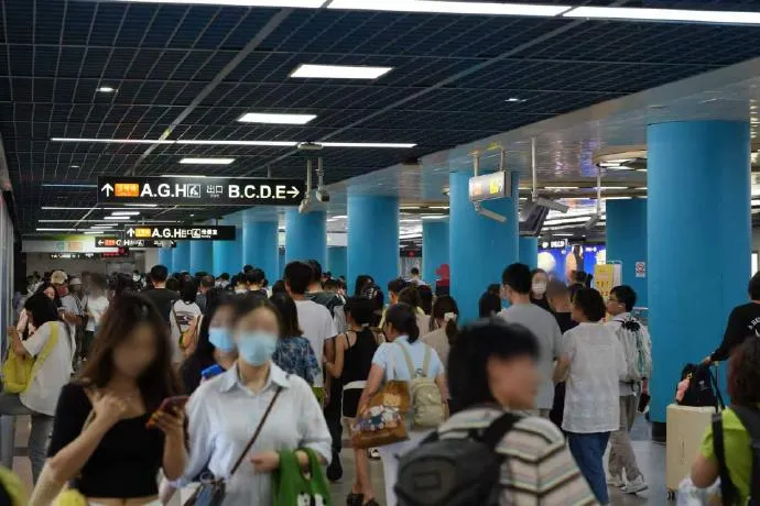大陸今年中秋假期首日,有超過2.4億人次跨區域移動。(示意圖/翻攝自微博)