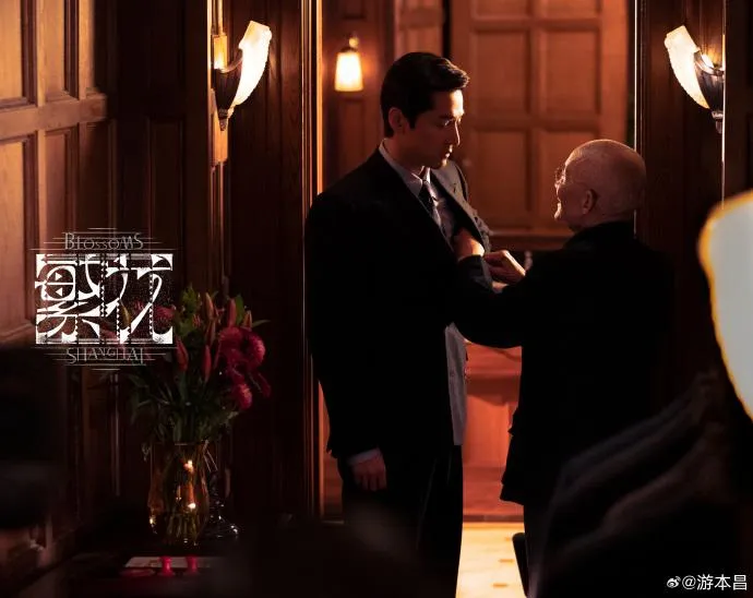 游本昌（右）晚年亦在王家衛執導的經典劇集《繁花》中飾演「爺叔」一角，演技獲得好評。（圖／翻攝游本昌 微博）