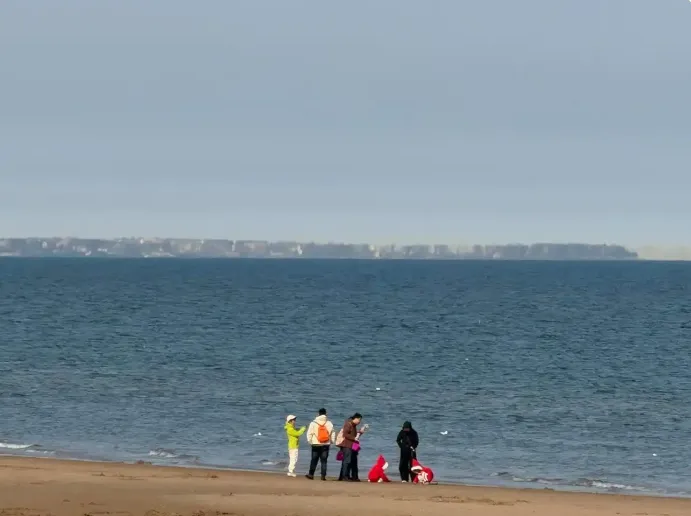 秦皇島海岸出現帶狀海市蜃樓奇景。（圖／翻攝《極目新聞》）